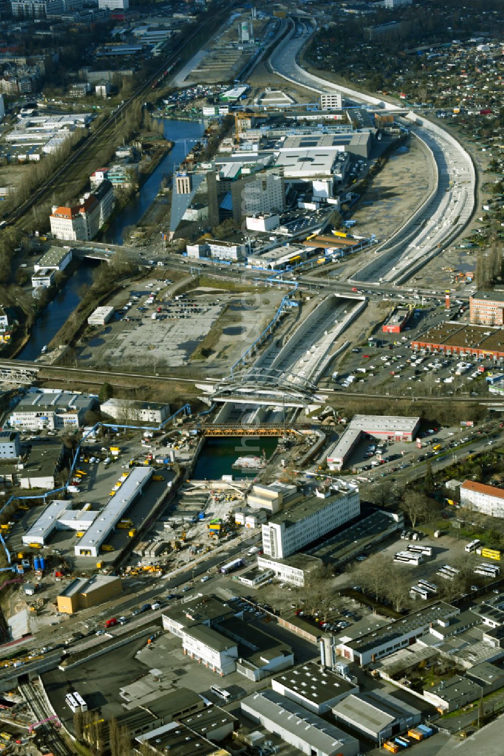 Berlin from the bird's eye view: Civil engineering construction site route for the new construction of the tunnel structures for the extension of the city motorway - federal motorway BAB100 in the district of Neukoelln in Berlin