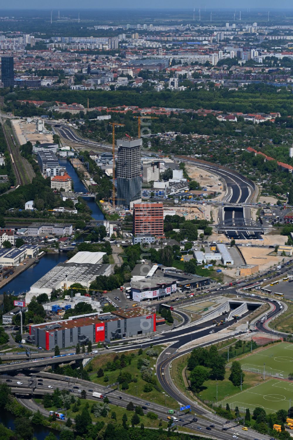 Berlin from the bird's eye view: Civil engineering construction sites - route for the new construction of the tunnel structures to extend the city motorway - federal motorway BAB A100 on the Neukoellnische Allee street in the Neukoelln district in Berlin, Germany