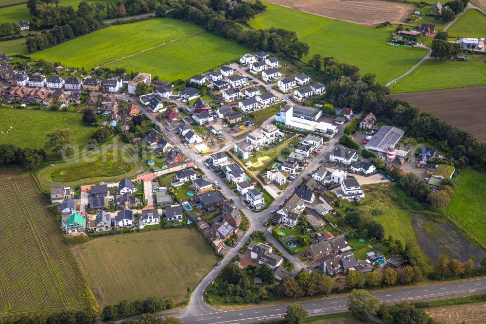 Dorsten from the bird's eye view: Construction sites for new construction residential area of detached housing estate Auf dem Beerenkamp - Schwickingsfeld in Dorsten in the state North Rhine-Westphalia, Germany