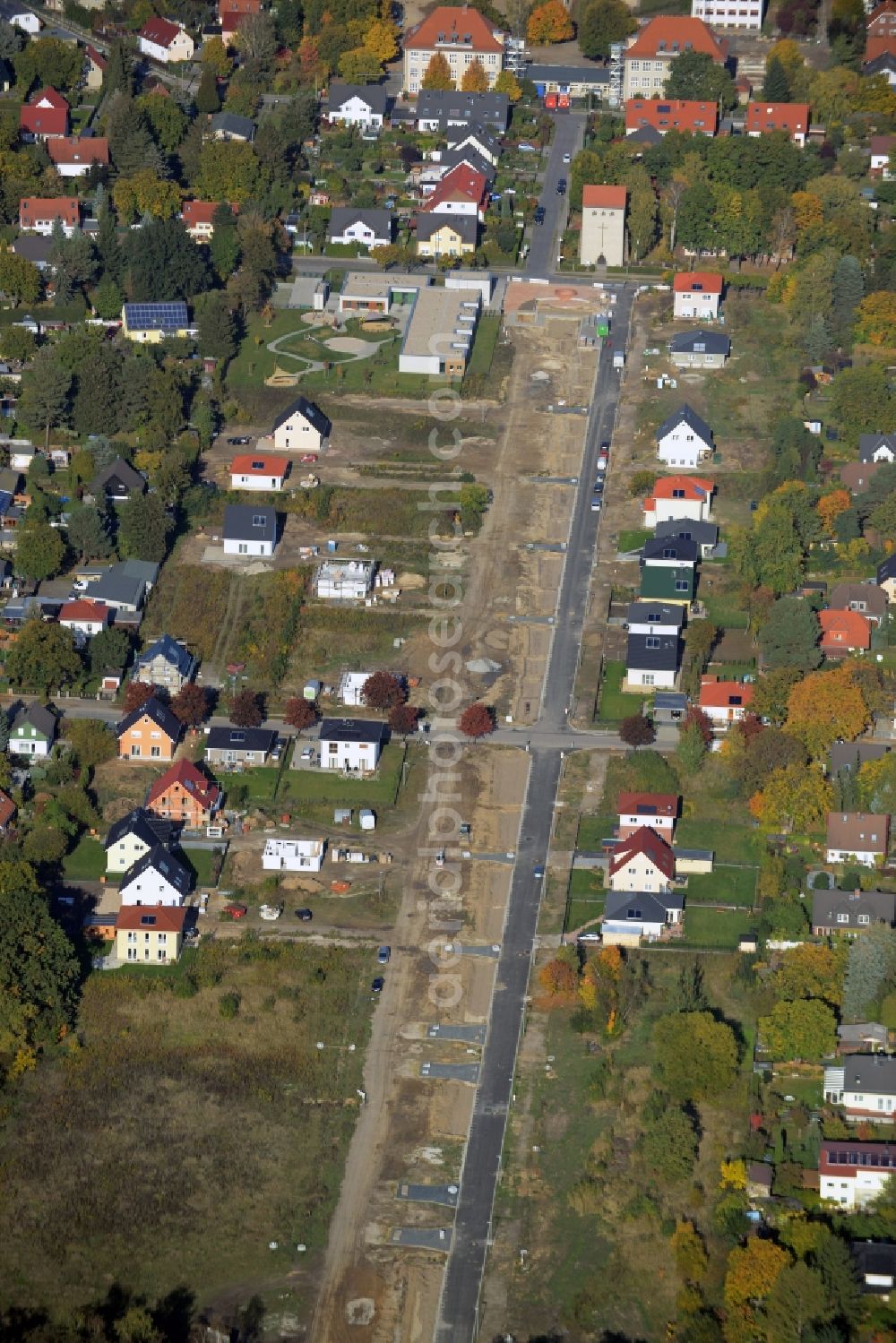 Berlin from the bird's eye view: Construction sites for new construction residential area of detached housing estate Pfarrhufenanger in Berlin in Germany