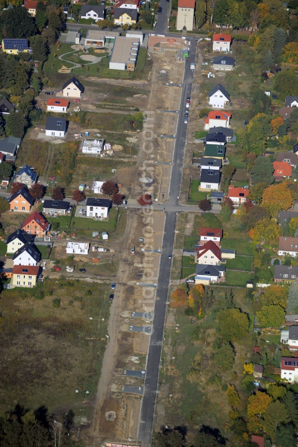 Berlin from the bird's eye view: Construction sites for new construction residential area of detached housing estate Pfarrhufenanger in Berlin in Germany