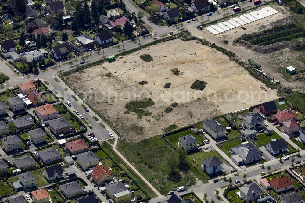 Berlin from above - Construction sites for new construction residential area of detached housing estate Schmetterlingswiesen in Biesdorf in Berlin, Germany