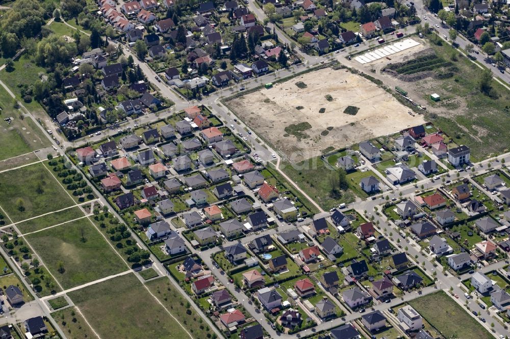 Berlin from the bird's eye view: Construction sites for new construction residential area of detached housing estate Schmetterlingswiesen in Biesdorf in Berlin, Germany