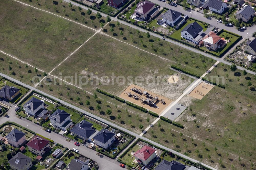 Aerial photograph Berlin - Construction sites for new construction residential area of detached housing estate Schmetterlingswiesen in Biesdorf in Berlin, Germany