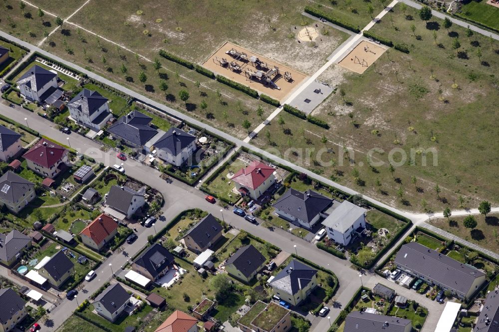 Berlin from above - Construction sites for new construction residential area of detached housing estate Schmetterlingswiesen in Biesdorf in Berlin, Germany