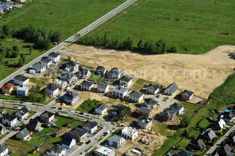 Hoppegarten from the bird's eye view: Construction sites for new construction residential area of detached housing estate on Bisamstrasse - Waschbaerweg in Hoppegarten in the state Brandenburg, Germany