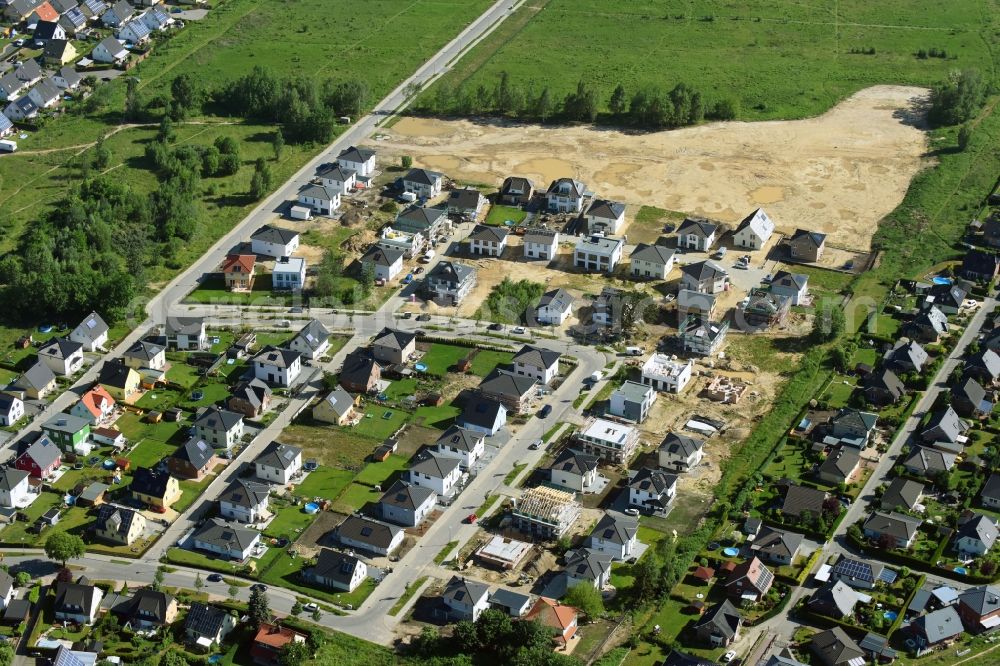 Aerial image Hoppegarten - Construction sites for new construction residential area of detached housing estate on Bisamstrasse - Waschbaerweg in Hoppegarten in the state Brandenburg, Germany