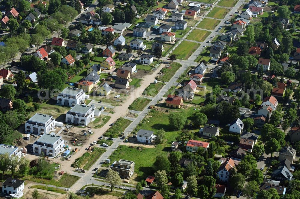 Hoppegarten from above - Construction sites for new construction residential area of detached housing estate on Bisamstrasse - Waschbaerweg in Hoppegarten in the state Brandenburg, Germany