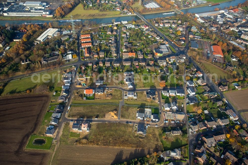 Aerial image Voerde (Niederrhein) - Construction sites for new construction residential area of detached housing estate Brombeerweg - Wisselmannweg in the district Friedrichsfeld in Voerde (Niederrhein) in the state North Rhine-Westphalia