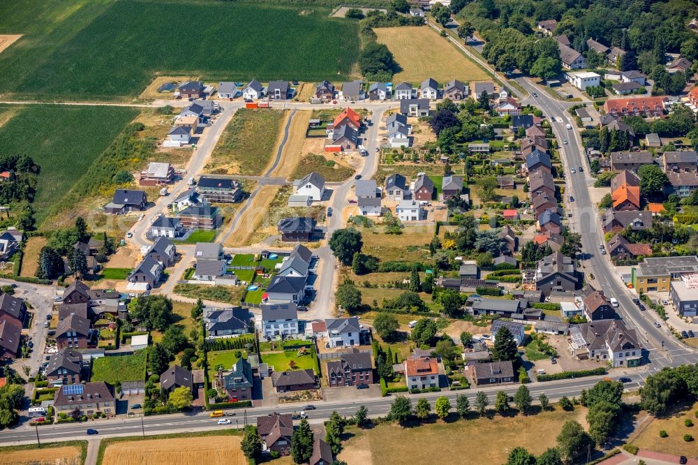 Voerde (Niederrhein) from the bird's eye view: Construction sites for new construction residential area of detached housing estate Brombeerweg - Wisselmannweg in the district Friedrichsfeld in Voerde (Niederrhein) in the state North Rhine-Westphalia