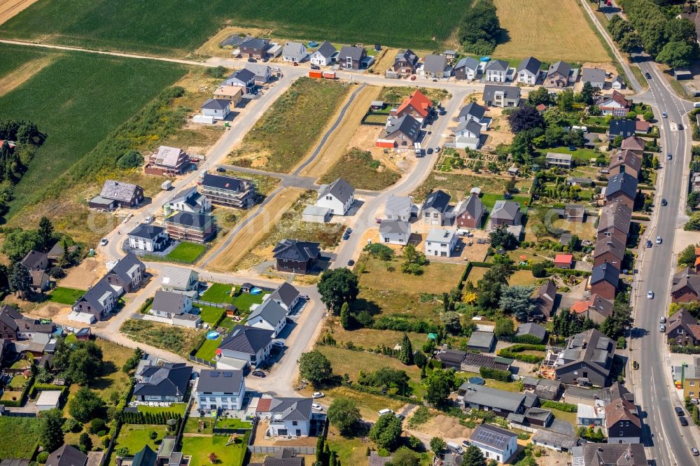 Aerial image Voerde (Niederrhein) - Construction sites for new construction residential area of detached housing estate Brombeerweg - Wisselmannweg in the district Friedrichsfeld in Voerde (Niederrhein) in the state North Rhine-Westphalia