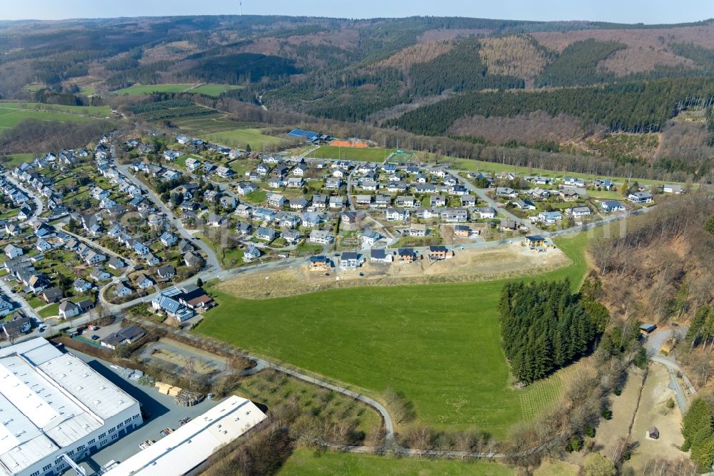 Eversberg from above - Construction sites for new construction residential area of detached housing estate Buchsplitt in Eversberg in the state North Rhine-Westphalia, Germany