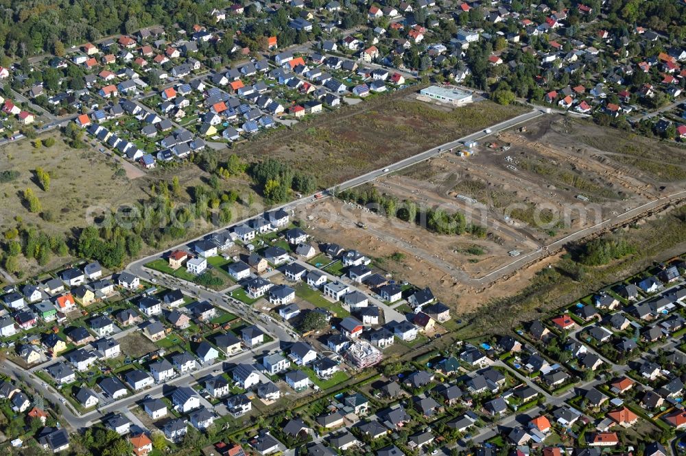 Berlin from above - Construction sites for new construction residential area of detached housing estate of degewo AG on Stralsunof Strasse in the district Mahlsdorf in Berlin, Germany