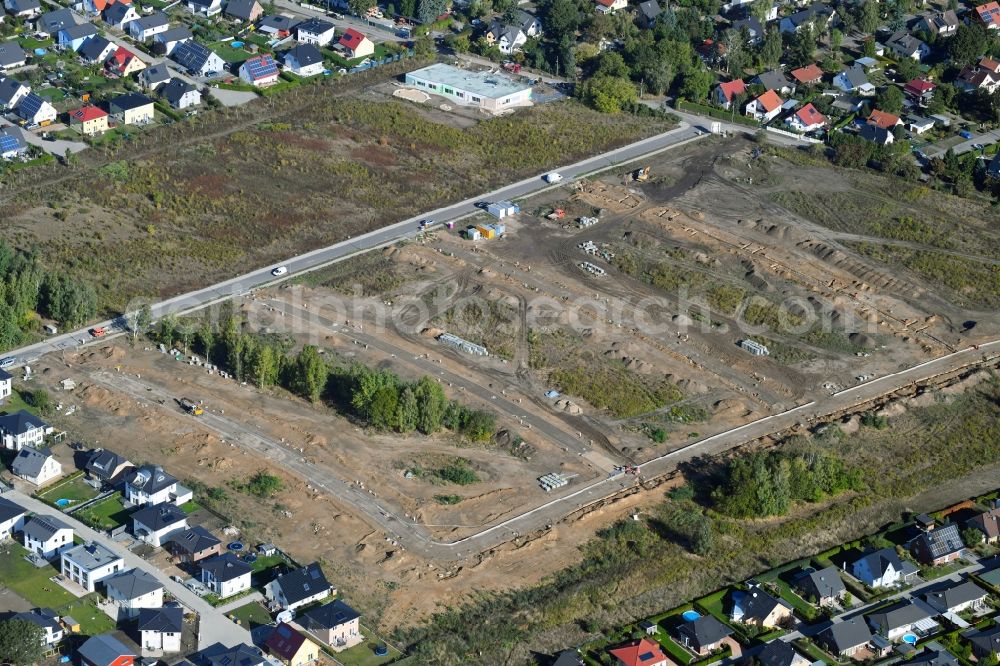 Berlin from above - Construction sites for new construction residential area of detached housing estate of degewo AG on Stralsunof Strasse in the district Mahlsdorf in Berlin, Germany