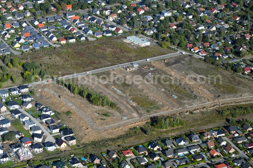 Berlin from the bird's eye view: Construction sites for new construction residential area of detached housing estate of degewo AG on Stralsunof Strasse in the district Mahlsdorf in Berlin, Germany