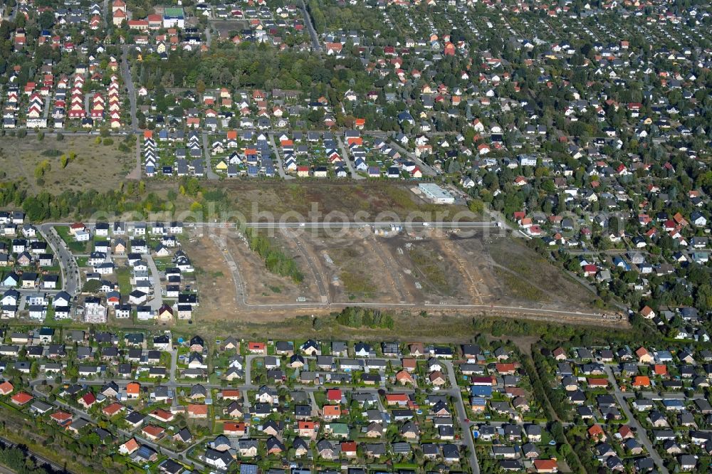 Aerial image Berlin - Construction sites for new construction residential area of detached housing estate of degewo AG on Stralsunof Strasse in the district Mahlsdorf in Berlin, Germany