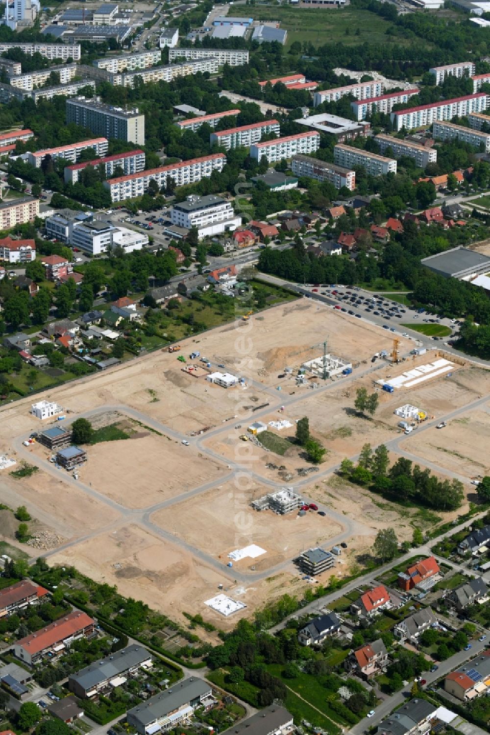 Schwerin from the bird's eye view: Construction sites for new construction residential area of detached housing estate on Gadebuscher Strasse in Schwerin in the state Mecklenburg - Western Pomerania, Germany