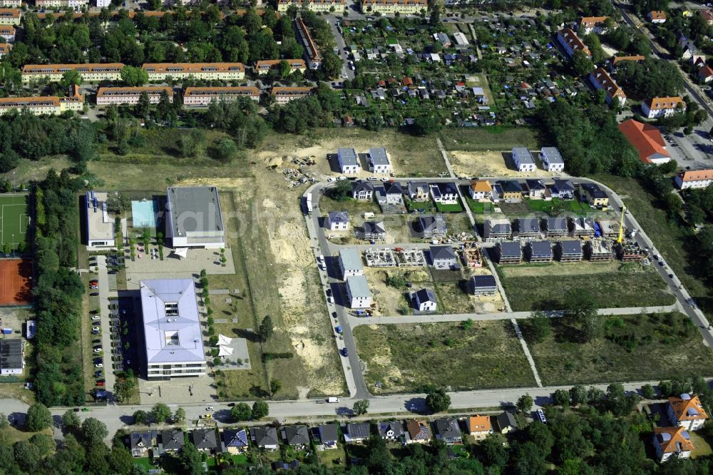 Stahnsdorf from the bird's eye view: Construction sites for new construction residential area of detached housing estate on Heinrich-Zille-Strasse in Stahnsdorf in the state Brandenburg, Germany