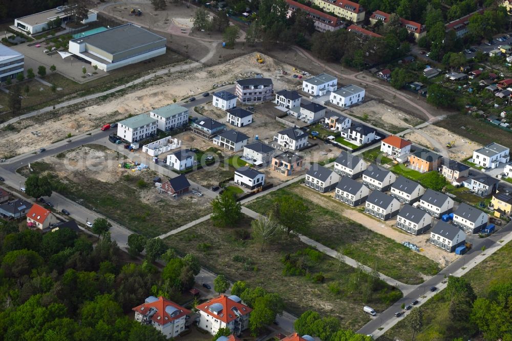 Stahnsdorf from the bird's eye view: Construction sites for new construction residential area of detached housing estate on Heinrich-Zille-Strasse in Stahnsdorf in the state Brandenburg, Germany