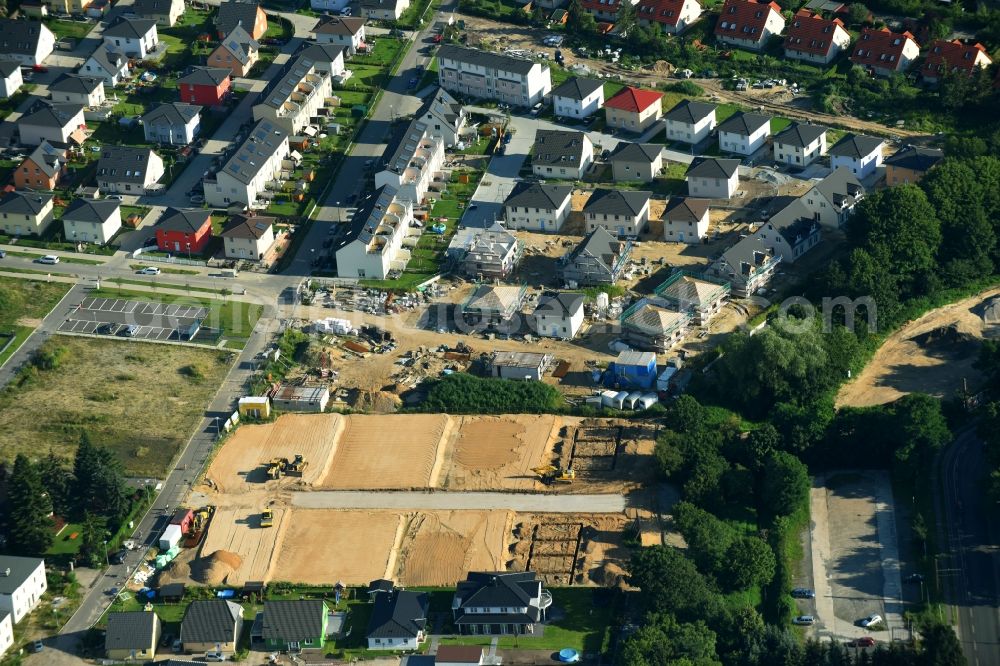 Berlin from the bird's eye view: Construction sites for new construction residential area of detached housing estate Hermineweg - Malevkeweg in the district Mahlsdorf in Berlin, Germany