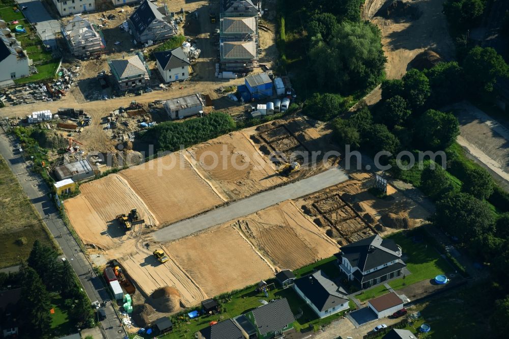 Berlin from above - Construction sites for new construction residential area of detached housing estate Hermineweg - Malevkeweg in the district Mahlsdorf in Berlin, Germany