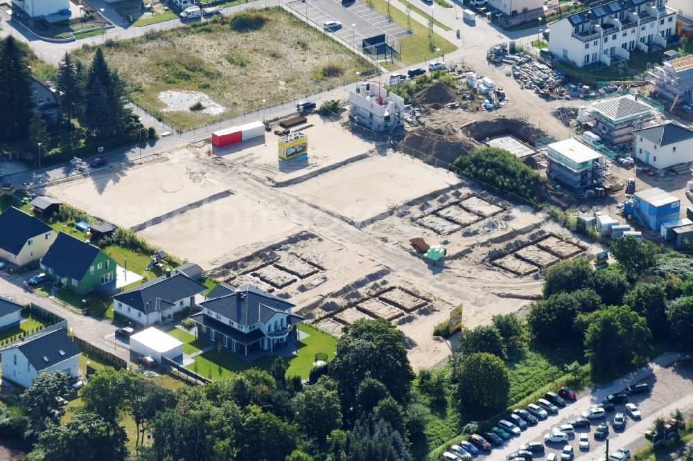 Berlin from the bird's eye view: Construction sites for new construction residential area of detached housing estate Hermineweg - Theodorstrasse in the district Mahlsdorf in Berlin, Germany