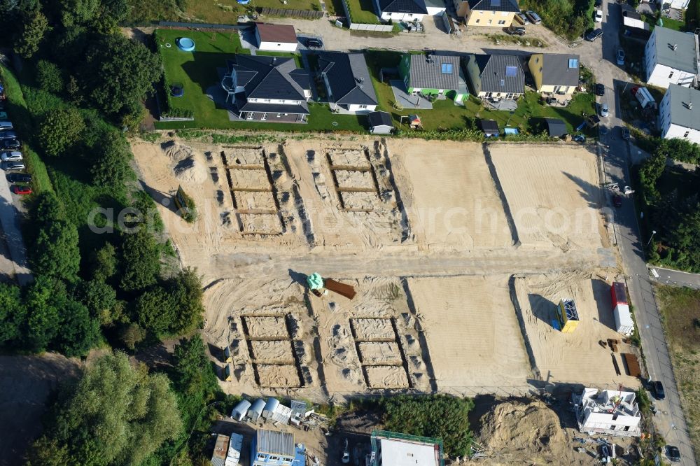 Berlin from above - Construction sites for new construction residential area of detached housing estate Hermineweg - Theodorstrasse in the district Mahlsdorf in Berlin, Germany