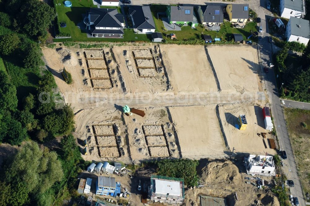 Berlin from the bird's eye view: Construction sites for new construction residential area of detached housing estate Hermineweg - Theodorstrasse in the district Mahlsdorf in Berlin, Germany