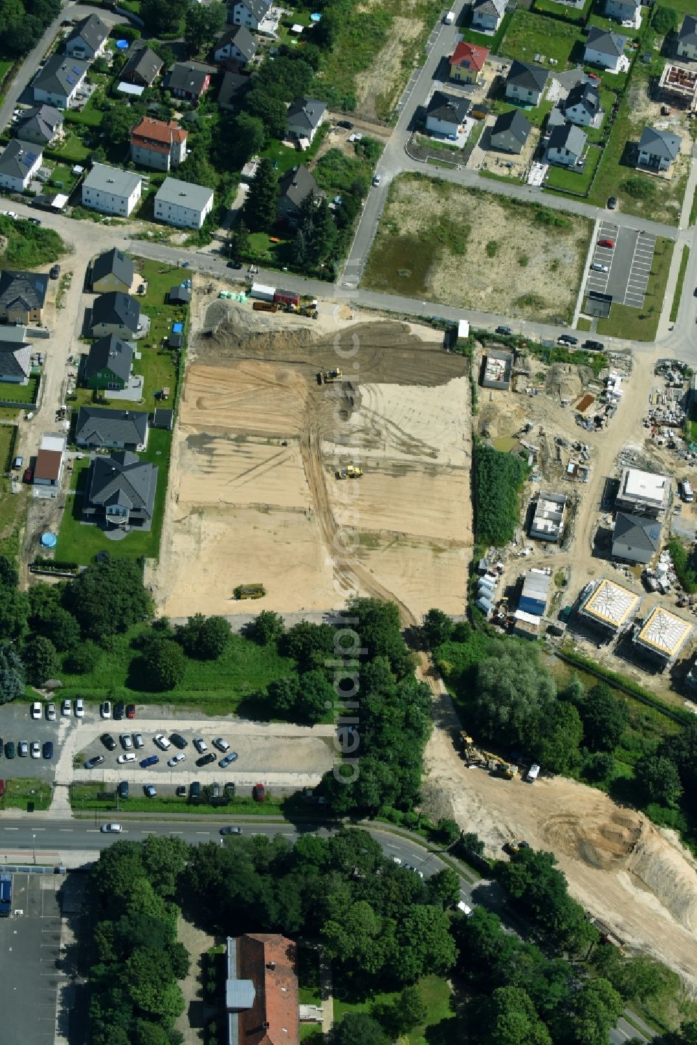 Berlin from the bird's eye view: Construction sites for new construction residential area of detached housing estate Hermineweg - Theodorstrasse in the district Mahlsdorf in Berlin, Germany