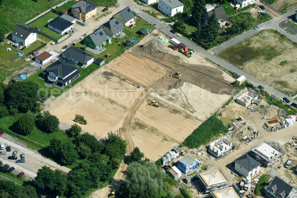 Berlin from the bird's eye view: Construction sites for new construction residential area of detached housing estate Hermineweg - Theodorstrasse in the district Mahlsdorf in Berlin, Germany