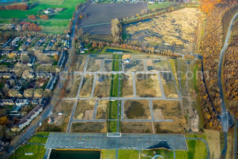 Dinslaken from the bird's eye view: Construction sites for new construction residential area of detached housing estate Huenxer Strasse - Lohberg in the district Ruhr Metropolitan Area in Dinslaken in the state North Rhine-Westphalia