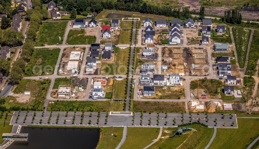 Aerial photograph Dinslaken - Construction sites for new construction residential area of detached housing estate Huenxer Strasse - Lohberg in the district Ruhr Metropolitan Area in Dinslaken in the state North Rhine-Westphalia