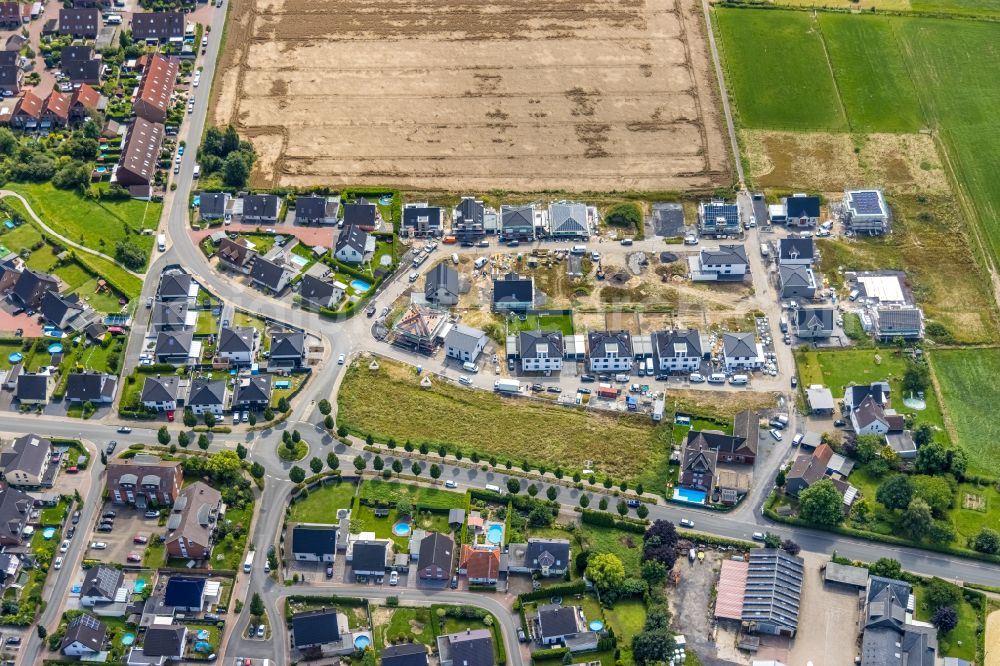 Bergkamen from above - Construction sites for new construction residential area of detached housing estate Aehrenweg in Bergkamen in the state North Rhine-Westphalia, Germany