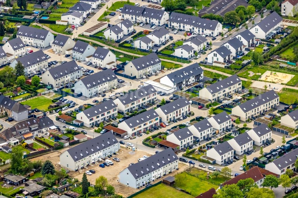 Gelsenkirchen from the bird's eye view: Construction sites for new construction residential area of detached housing estate entlong of Grollmonnstrasse and An of Luthenburg in Gelsenkirchen at Ruhrgebiet in the state North Rhine-Westphalia, Germany