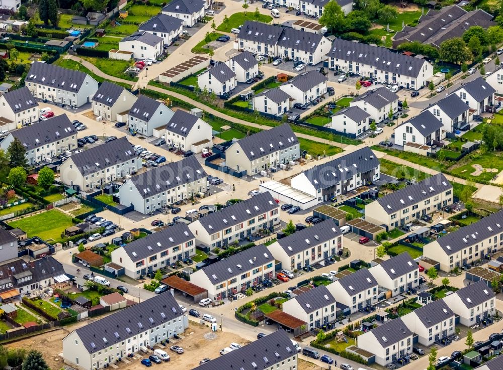 Gelsenkirchen from above - Construction sites for new construction residential area of detached housing estate entlong of Grollmonnstrasse and An of Luthenburg in Gelsenkirchen at Ruhrgebiet in the state North Rhine-Westphalia, Germany