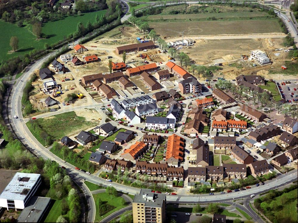 Moers from the bird's eye view: Construction sites for new construction residential area of detached housing estate Rheinkamper Ring in Moers in the state North Rhine-Westphalia