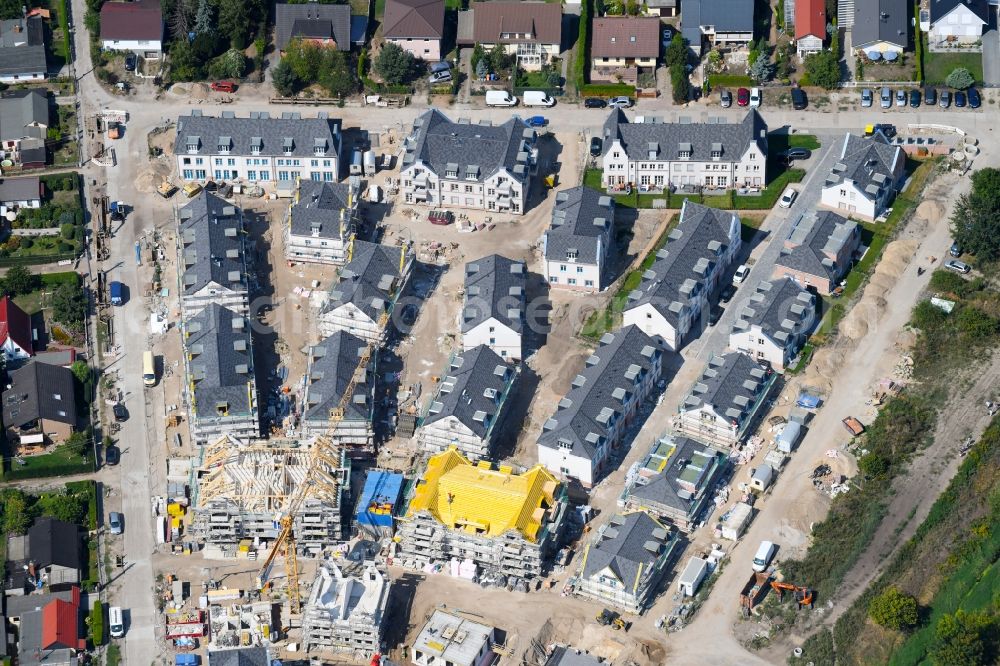 Berlin from the bird's eye view: Construction sites for new construction residential area of detached housing estate Moewenweg - Gruene Aue in the district Biesdorf in Berlin, Germany