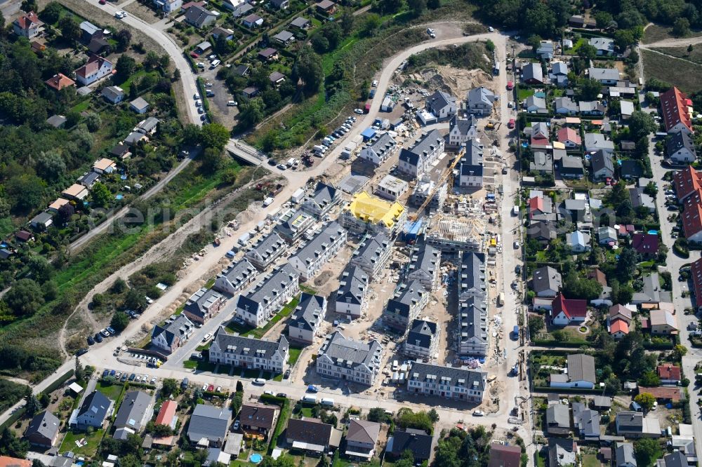 Aerial image Berlin - Construction sites for new construction residential area of detached housing estate Moewenweg - Gruene Aue in the district Biesdorf in Berlin, Germany