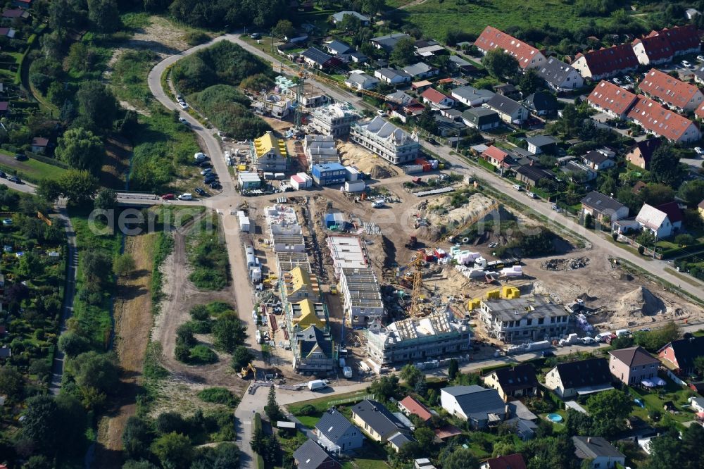 Berlin from above - Construction sites for new construction residential area of detached housing estate Moewenweg - Gruene Aue in the district Kaulsdorf in Berlin, Germany