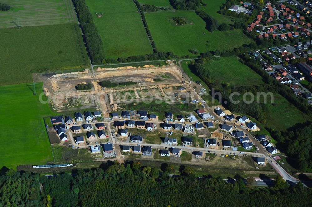 Lauenburg/Elbe from the bird's eye view: Construction sites for new construction residential area of detached housing estate Neubausiedlung Lauenburg on Stieleichenweg - Holunderweg in the district Lauenburg/Elbe in Lauenburg/Elbe in the state Schleswig-Holstein, Germany