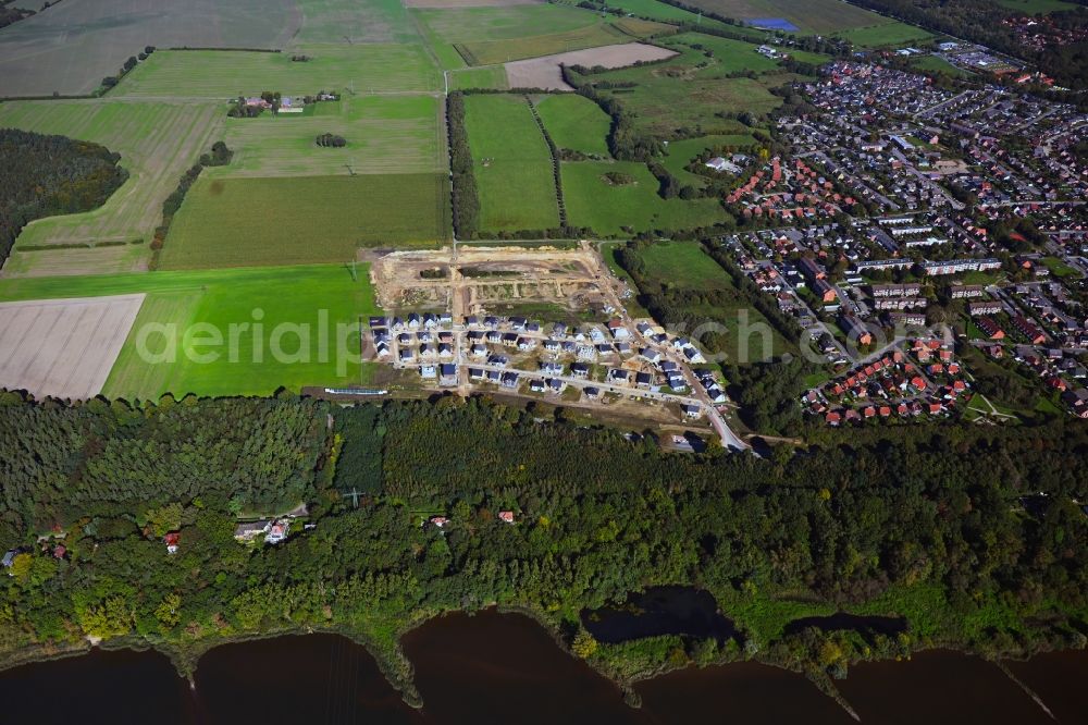 Aerial image Lauenburg/Elbe - Construction sites for new construction residential area of detached housing estate Neubausiedlung Lauenburg on Stieleichenweg - Holunderweg in the district Lauenburg/Elbe in Lauenburg/Elbe in the state Schleswig-Holstein, Germany