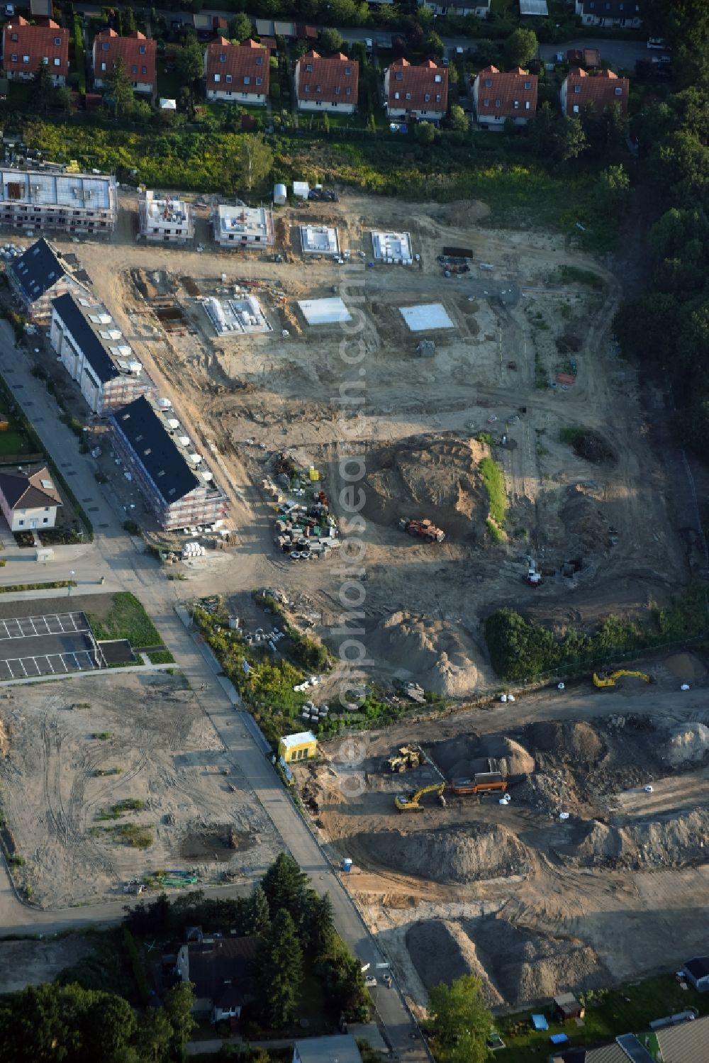 Berlin from above - Construction sites for new construction residential area of detached housing estate at Theodorstreet at Theordorpark in the district Mahlsdorf in Berlin. Building-ower is the company Bonava