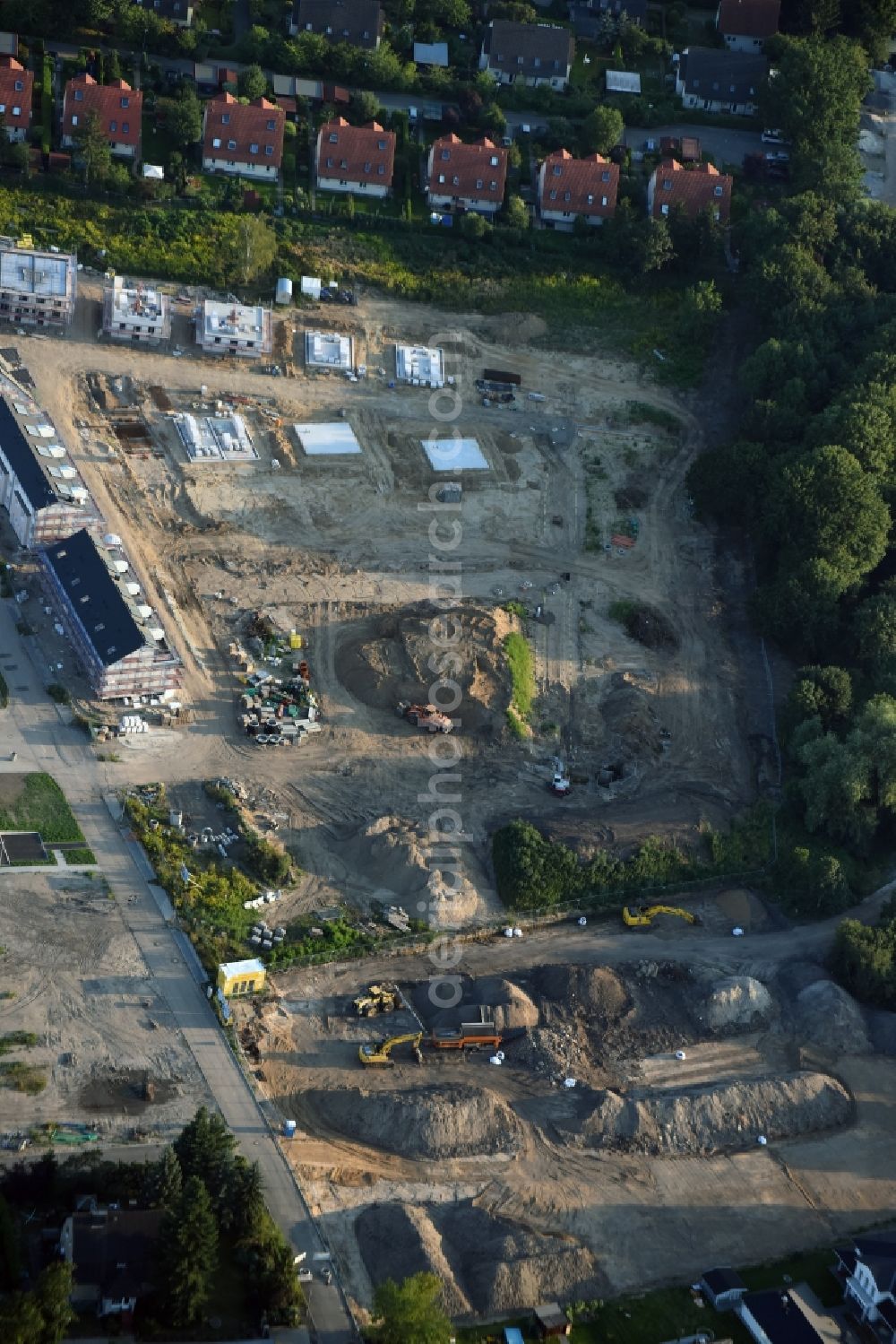 Berlin from the bird's eye view: Construction sites for new construction residential area of detached housing estate at Theodorstreet at Theordorpark in the district Mahlsdorf in Berlin. Building-ower is the company Bonava