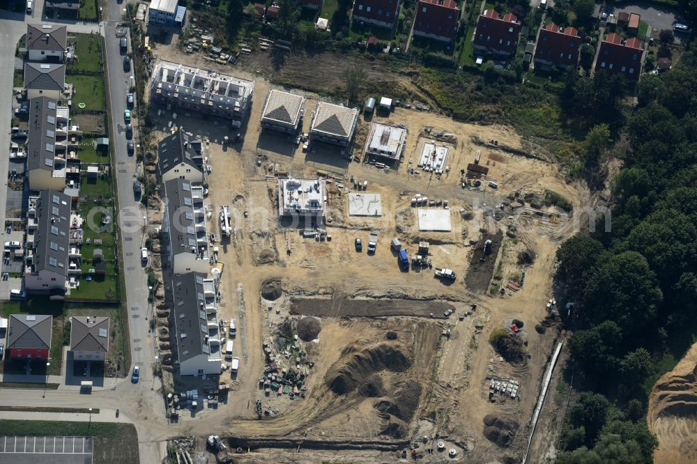 Berlin from the bird's eye view: Construction sites for new construction residential area of detached housing estate at Theodorstreet at Theordorpark in the district Mahlsdorf in Berlin. Building-ower is the company Bonava