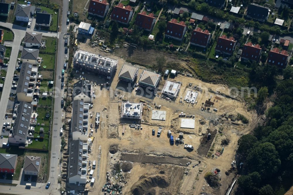 Aerial image Berlin - Construction sites for new construction residential area of detached housing estate at Theodorstreet at Theordorpark in the district Mahlsdorf in Berlin. Building-ower is the company Bonava