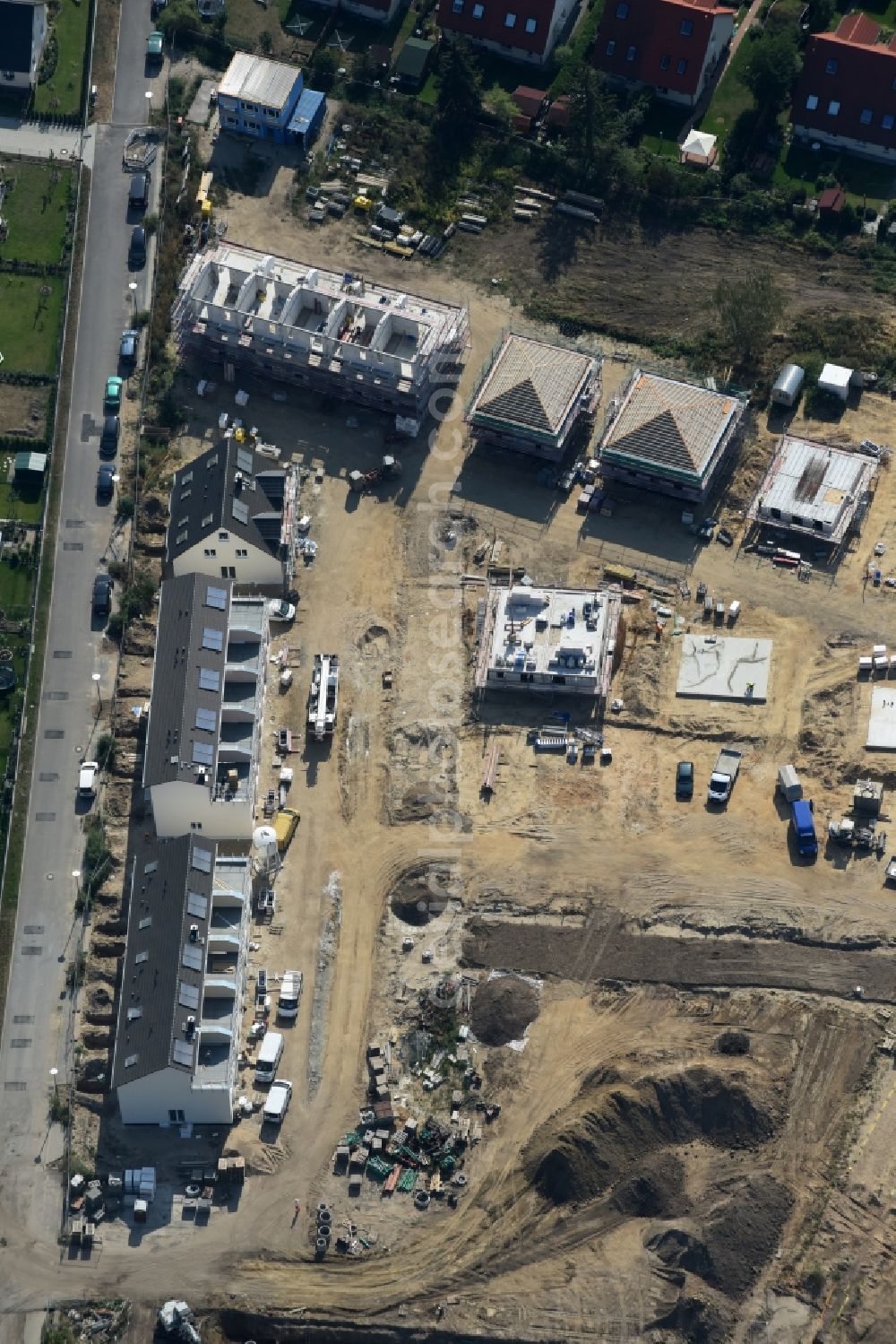 Aerial photograph Berlin - Construction sites for new construction residential area of detached housing estate at Theodorstreet at Theordorpark in the district Mahlsdorf in Berlin. Building-ower is the company Bonava