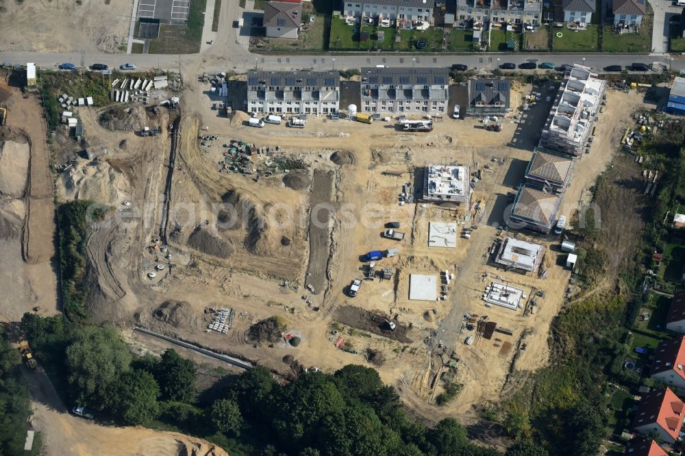 Berlin from above - Construction sites for new construction residential area of detached housing estate at Theodorstreet at Theordorpark in the district Mahlsdorf in Berlin. Building-ower is the company Bonava