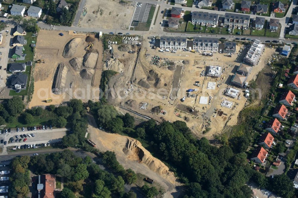 Berlin from the bird's eye view: Construction sites for new construction residential area of detached housing estate at Theodorstreet at Theordorpark in the district Mahlsdorf in Berlin. Building-ower is the company Bonava