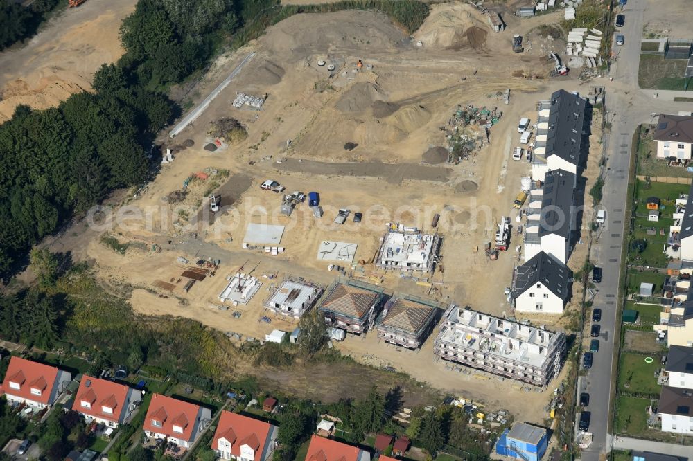 Aerial image Berlin - Construction sites for new construction residential area of detached housing estate at Theodorstreet at Theordorpark in the district Mahlsdorf in Berlin. Building-ower is the company Bonava