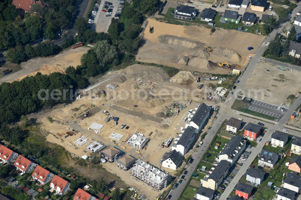 Aerial photograph Berlin - Construction sites for new construction residential area of detached housing estate at Theodorstreet at Theordorpark in the district Mahlsdorf in Berlin. Building-ower is the company Bonava